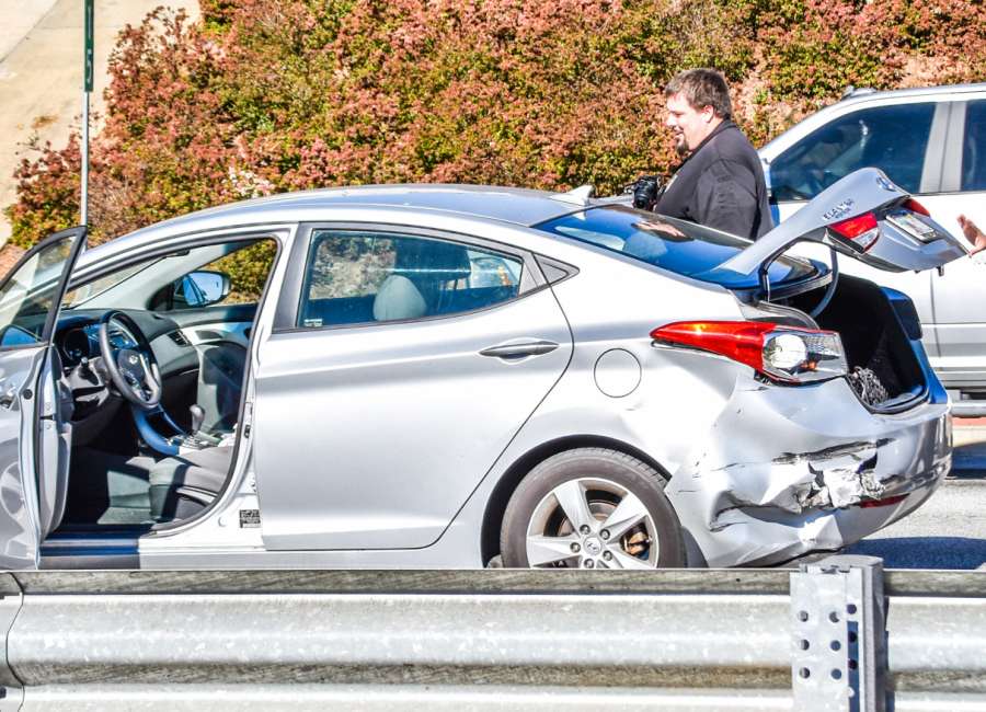Car chase ends with foot pursuit across I-85