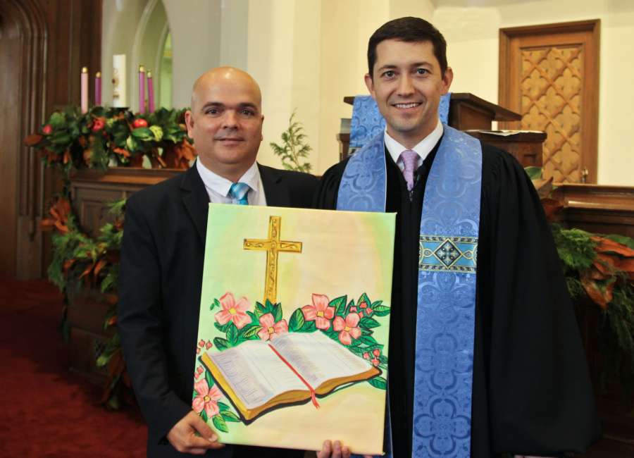 Cuban pastor presents painting to Central
