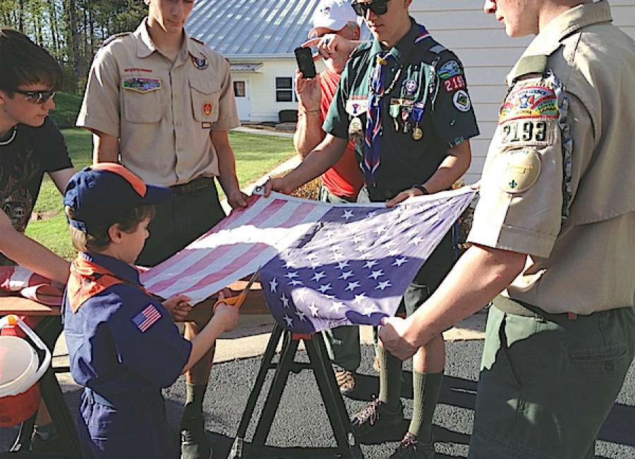 Eagle project creates flag poles for church