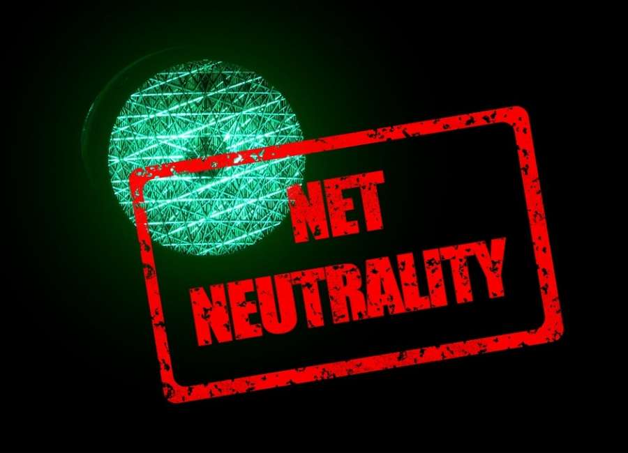 FCC votes along party lines to end 'net neutrality'