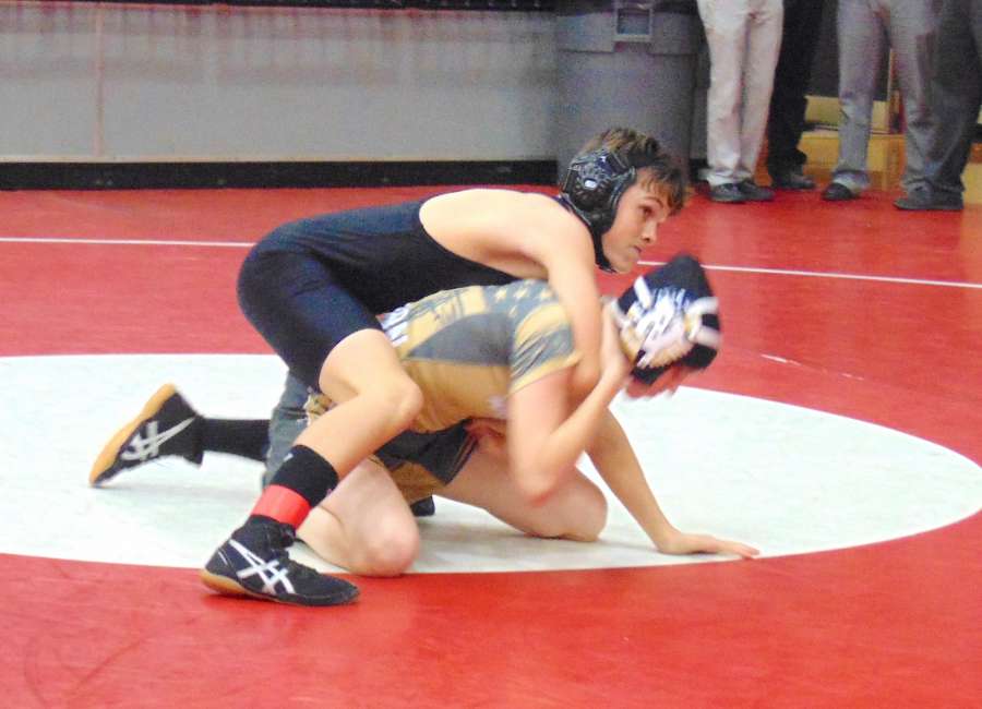 Newnan, EC wrestlers battle for county title