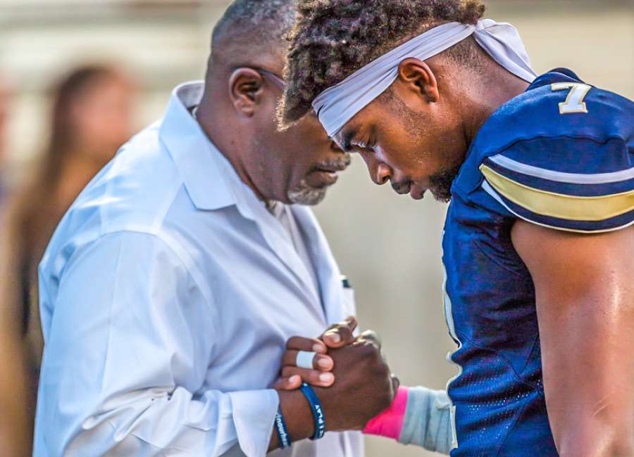 Players pray at EC/Newnan game