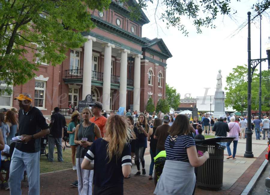 City considers establishing ‘entertainment district’