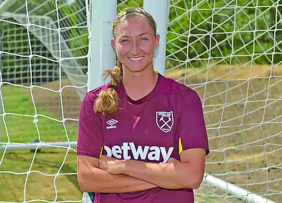 Hendrix signs with England’s West Ham
