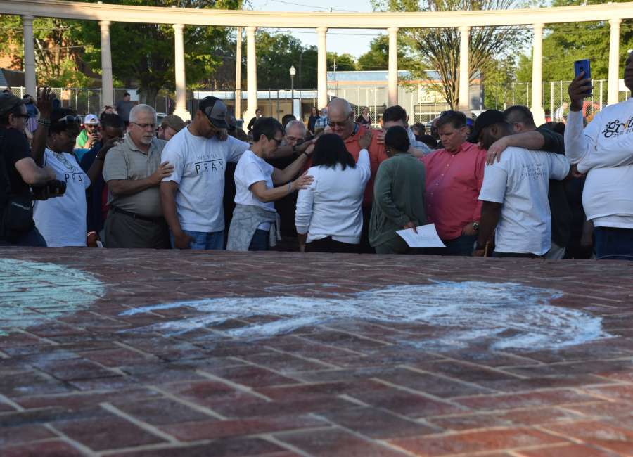 Hundreds attend prayer rally, chalk art event