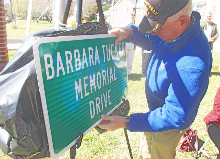 Tucker signs unveiled in Grantville ceremonies