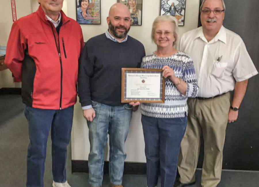 VFW Auxiliary presents certificate to Times-Herald
