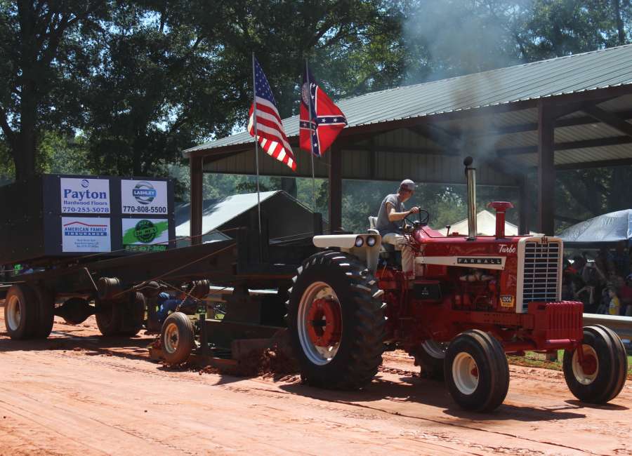 Turin tractors compete in feats of strength